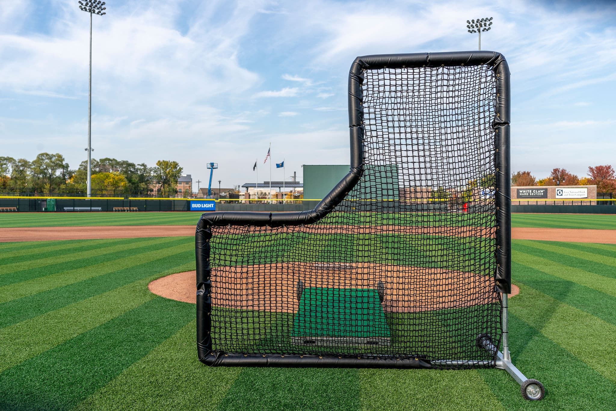 Beacon Athletics TUFFScreen 8×8 Pitcher’s L Screen, protective screens: photo from Beacon Athletics